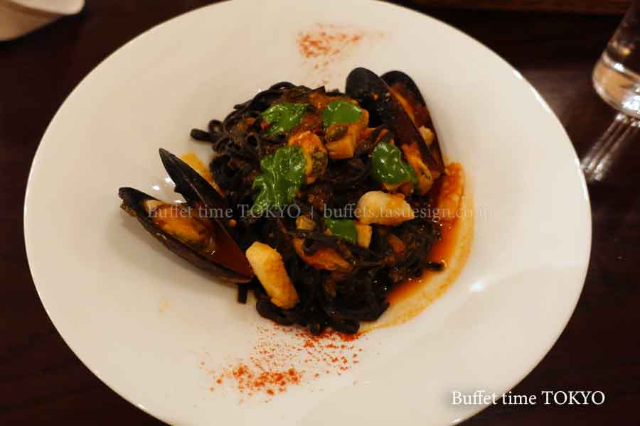 イカ墨のタリオリーニ、イカとムール貝とルッコラのトマトソース