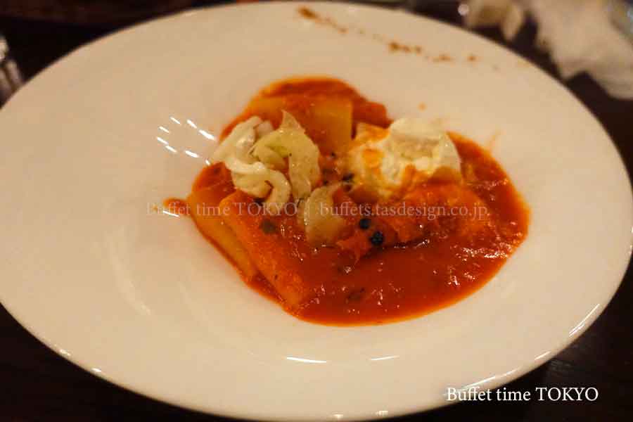 パッケリ、蟹と海老のトマトクリームソース リコッタとマスカルポーネのムースを添えて