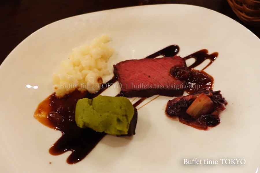 牛肉のローストと牛タンの赤ワイン煮、マルサラベリーソースカブのリゾット添え