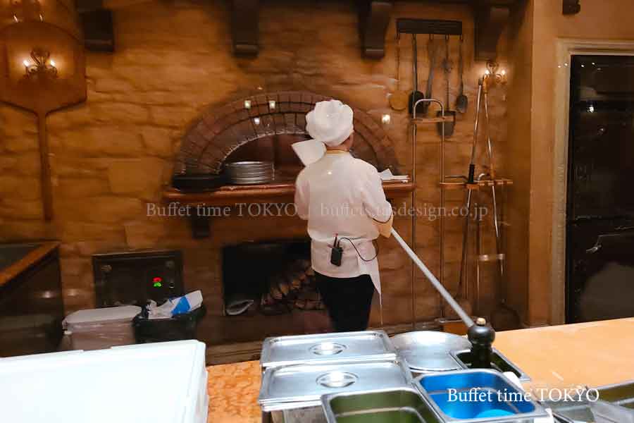 ピッツァを焼く大きな石窯