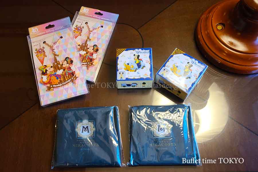 「40周年バッグチャーム」と「ミッキー マウスの車」