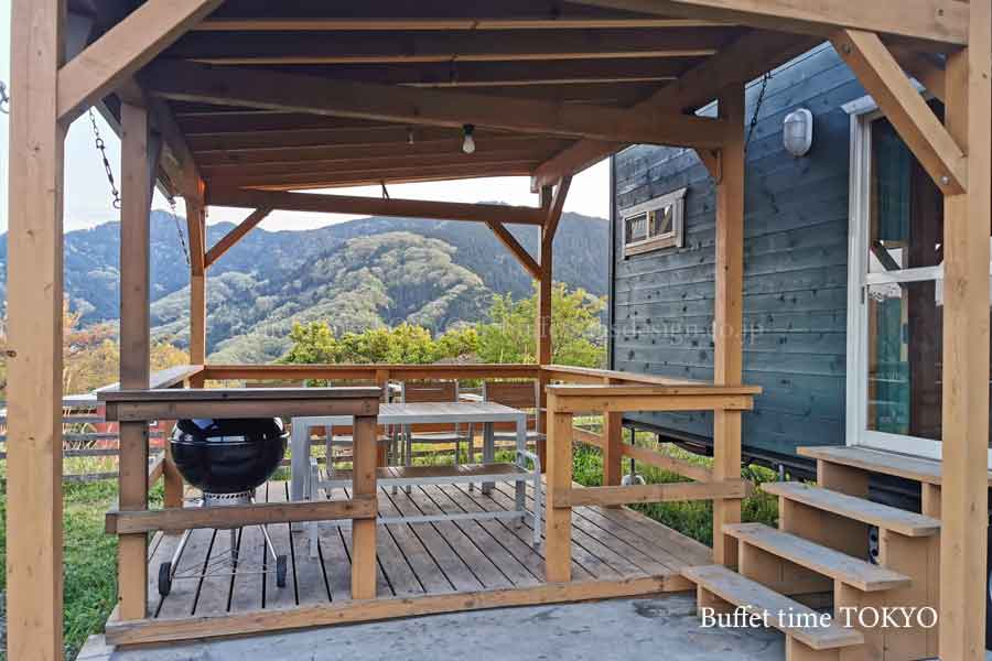 バーベキューができる屋根付きテラス