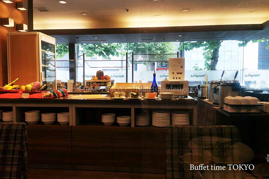 外の光が入ってくる店内